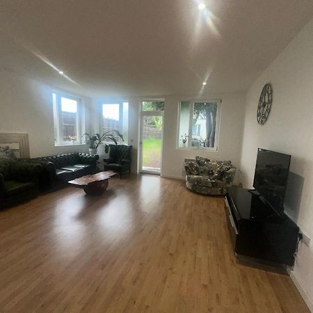 North London A Spacious 7 Bedroom House Accommodating Up To 18 People Complete With Own Gym And Table Tennis Exterior foto