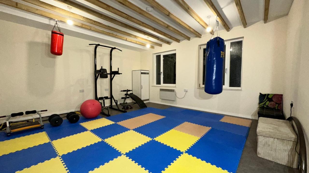 North London A Spacious 7 Bedroom House Accommodating Up To 18 People Complete With Own Gym And Table Tennis Exterior foto