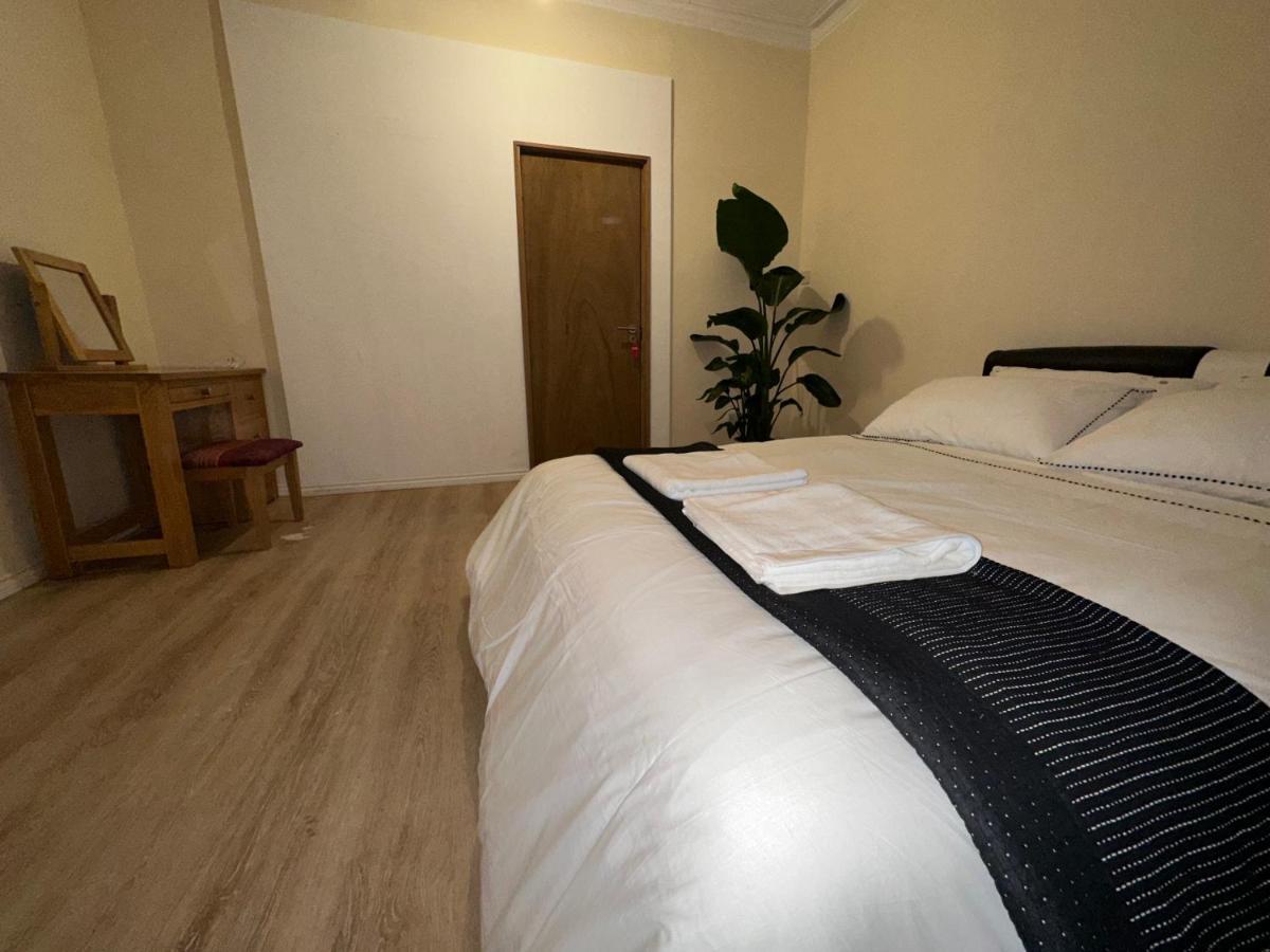 North London A Spacious 7 Bedroom House Accommodating Up To 18 People Complete With Own Gym And Table Tennis Exterior foto