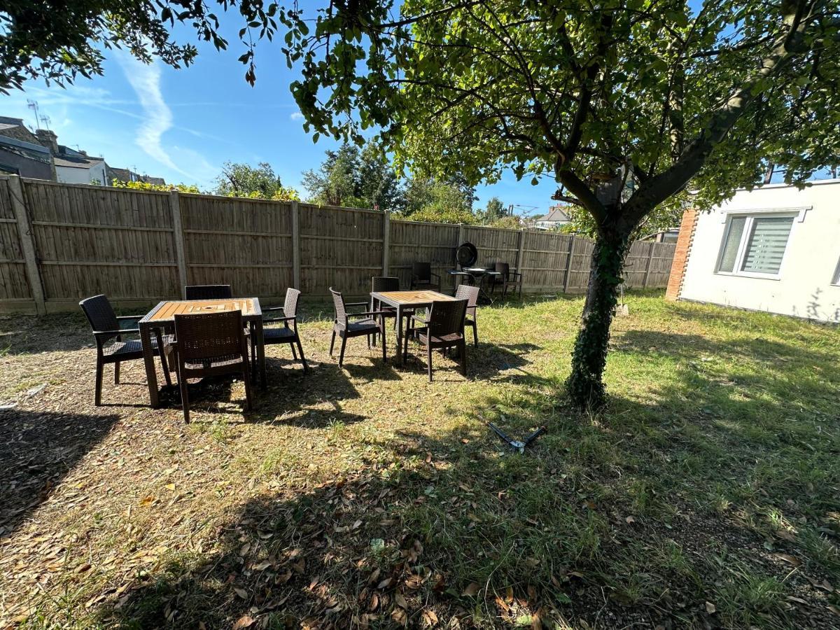 North London A Spacious 7 Bedroom House Accommodating Up To 18 People Complete With Own Gym And Table Tennis Exterior foto