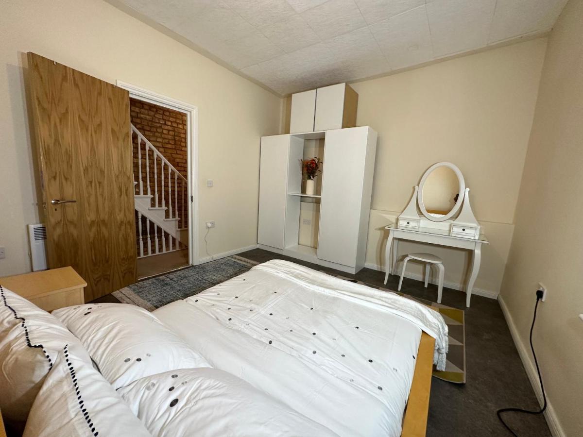 North London A Spacious 7 Bedroom House Accommodating Up To 18 People Complete With Own Gym And Table Tennis Exterior foto