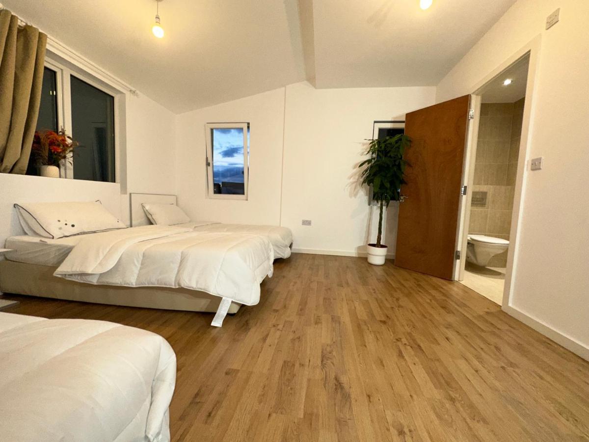 North London A Spacious 7 Bedroom House Accommodating Up To 18 People Complete With Own Gym And Table Tennis Exterior foto
