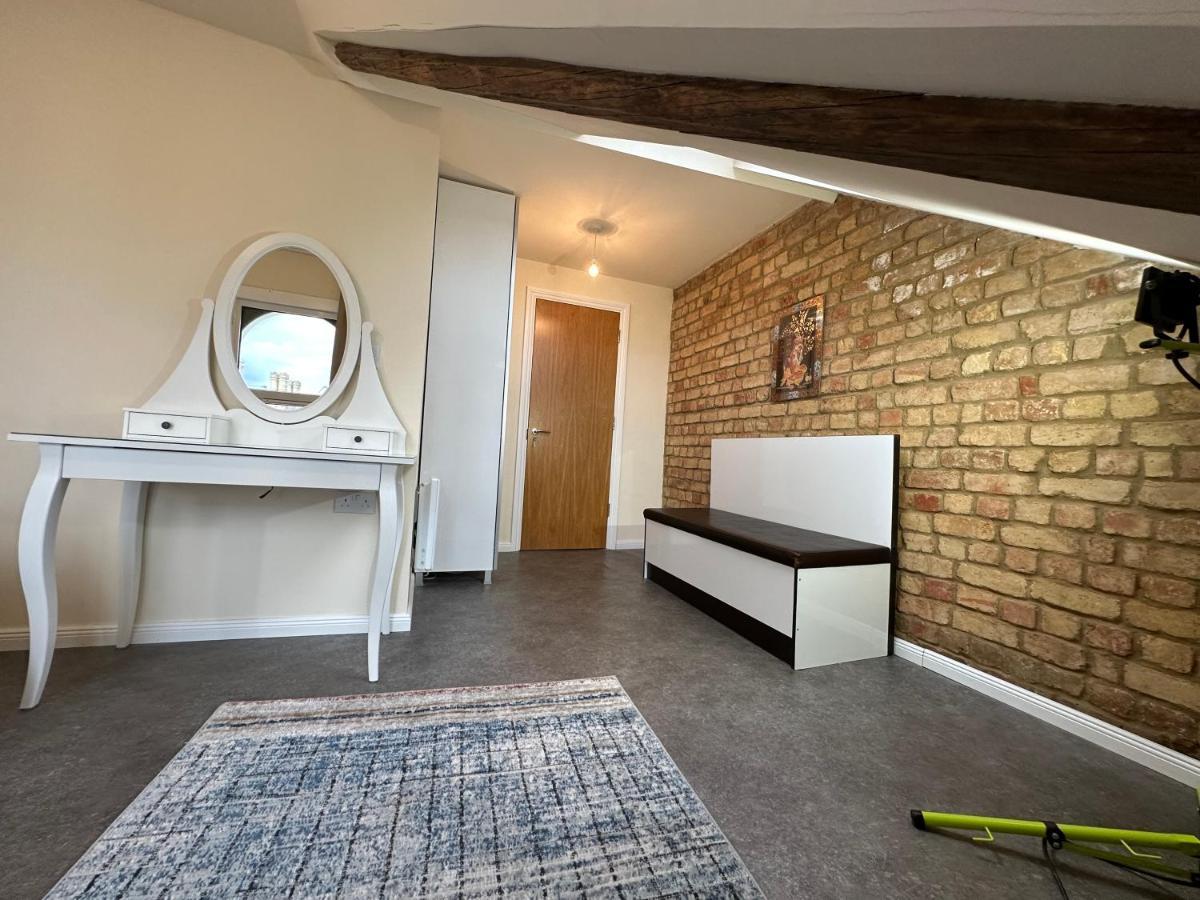 North London A Spacious 7 Bedroom House Accommodating Up To 18 People Complete With Own Gym And Table Tennis Exterior foto