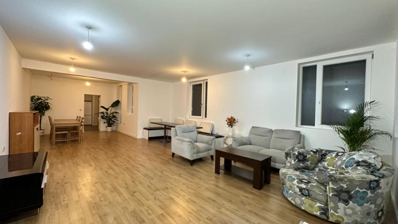 North London A Spacious 7 Bedroom House Accommodating Up To 18 People Complete With Own Gym And Table Tennis Exterior foto