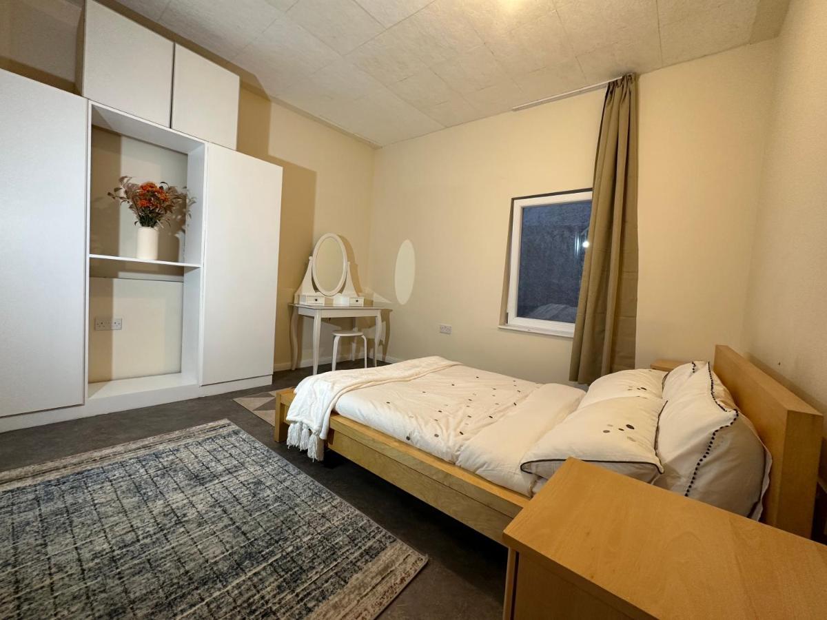North London A Spacious 7 Bedroom House Accommodating Up To 18 People Complete With Own Gym And Table Tennis Exterior foto