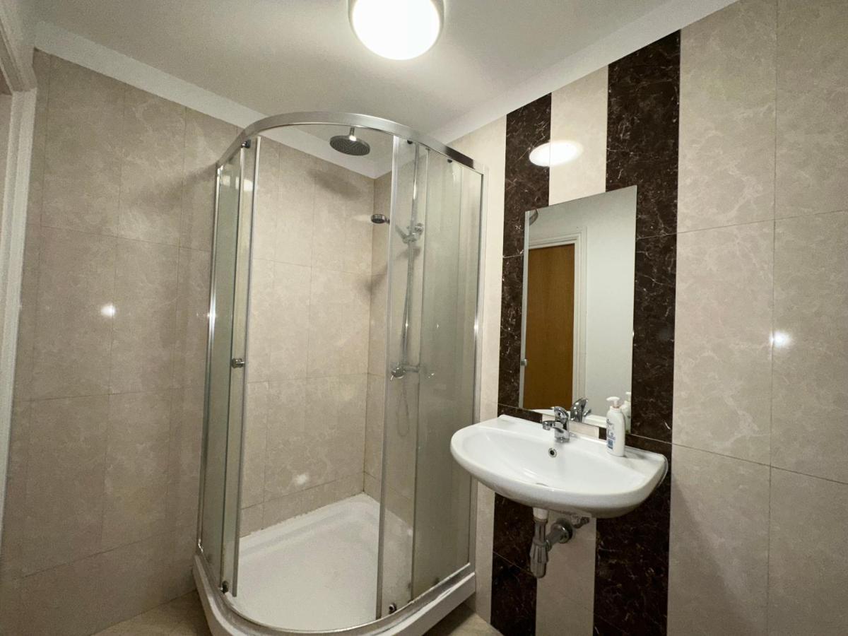 North London A Spacious 7 Bedroom House Accommodating Up To 18 People Complete With Own Gym And Table Tennis Exterior foto